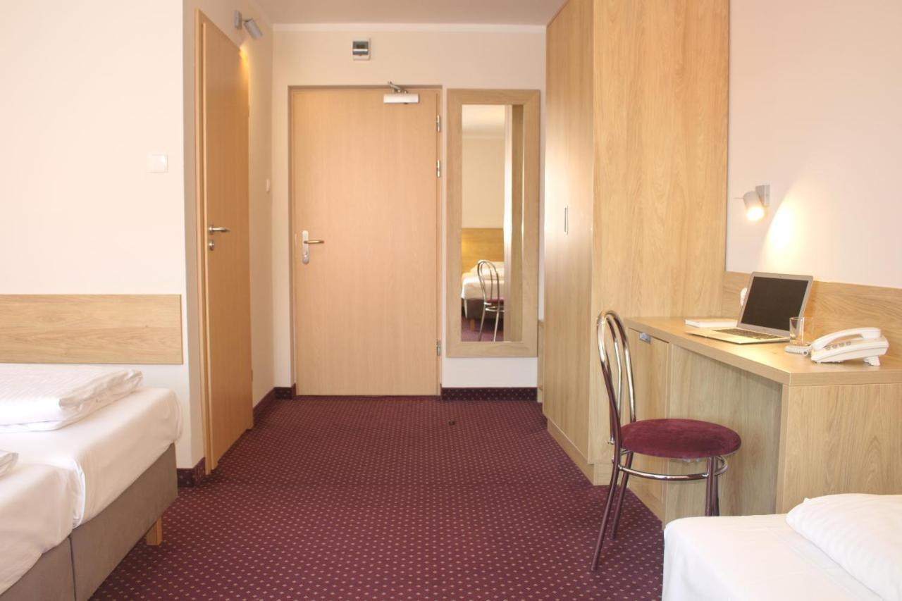 Hotel Huszcza Mragowo Exterior photo
