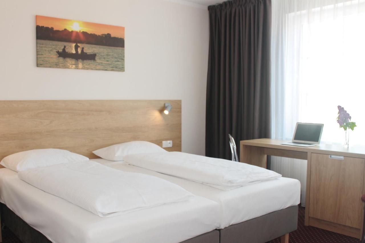 Hotel Huszcza Mragowo Exterior photo